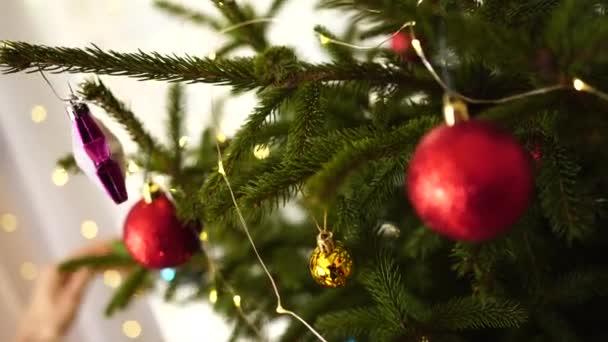 Nők kéz közelkép díszítő karácsonyfa. - Felvétel, videó
