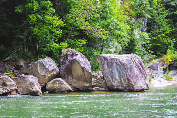 夏には海岸に巨大な石を持つ山の川。ウクライナのヤレムチェにある絵のような滝 - 写真・画像
