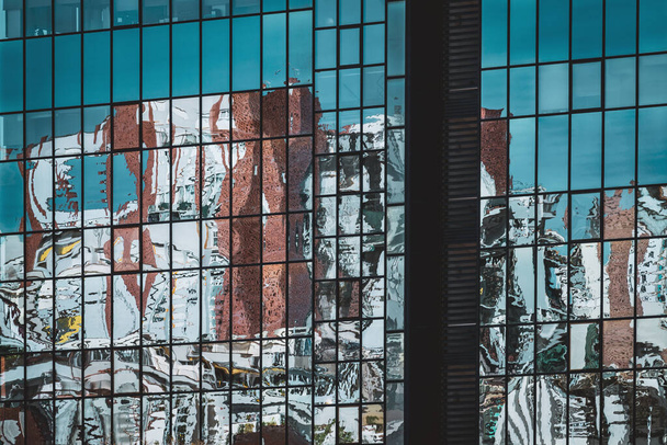 Абстрактні відображення на глазурованому фасаді офісної будівлі
 - Фото, зображення