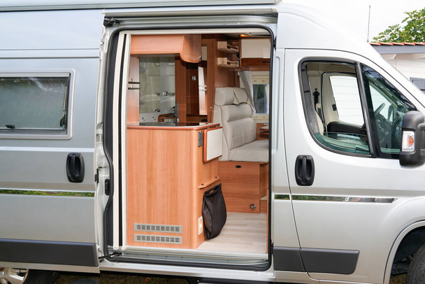vanlife loma matkustaa RV loma matka matkailuautossa moderni harmaa asuntoauto - Valokuva, kuva