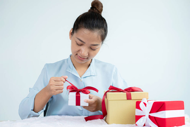 Asijské ženy rádi otevřít překvapení boxy jsou ohromeni vzrušení, radost, a úsměv na svátky, Vánoce, narozeniny, nebo Valentýna koncept. - Fotografie, Obrázek
