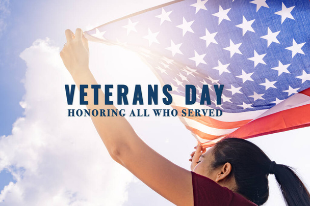 femme tenant drapeau des États-Unis d'Amérique sur un ciel ensoleillé. Journée des vétérans. Honorer tous ceux qui ont servi. - Photo, image