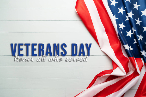 Journée des vétérans. Honorer tous ceux qui ont servi. Drapeau américain sur fond en bois. - Photo, image