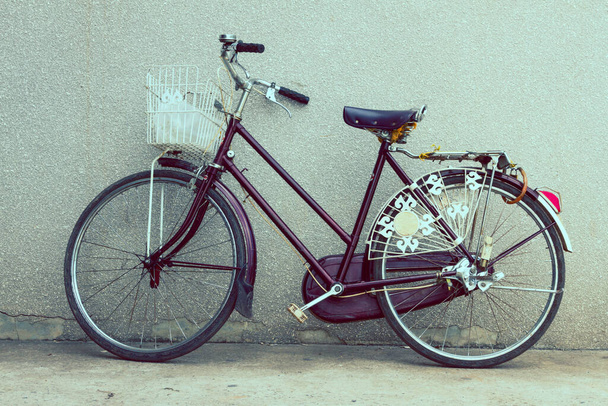 vieux vélo, vélo dans la rue - Photo, image