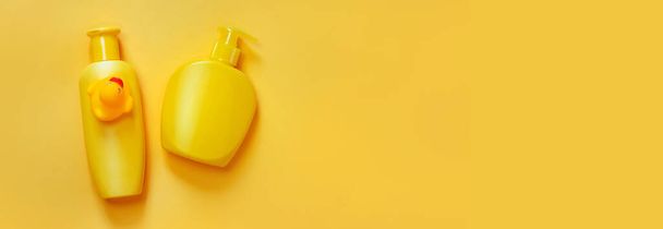 Accessories for bathing newborns on a yellow background. Selective focus. Baby. - Foto, Bild