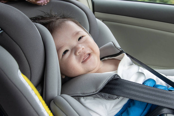 Lokale levensstijl Aziatisch Chinees baby jongen gelukkig glimlachen wit zitten op kind veiligheid autostoel - Foto, afbeelding