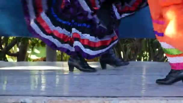 Latinonaiset värikkäissä perinteisissä mekoissa tanssivat Jarabe tapatiota, meksikolaista kansantanssia. Katu suorituskyky naisten latino baletti monivärinen etninen hameet. Tytöt puvuissa - Materiaali, video