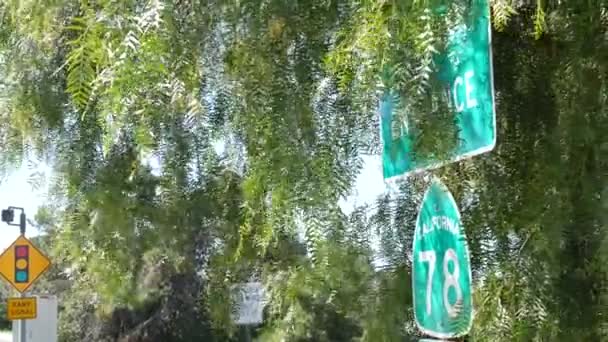Señal de entrada a la autopista en cruce de intercambio en el condado de San Diego, California, EE.UU. Ruta Estatal carretera 78 placa de señalización. Símbolo del viaje por carretera, el transporte y las normas y reglamentos de seguridad vial - Imágenes, Vídeo