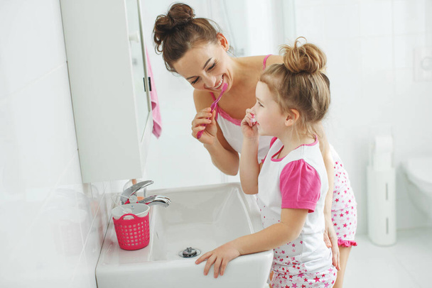 Mom and child brush their teeth. - Foto, immagini