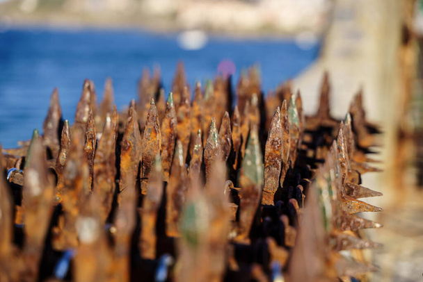 Paslı bir sahil korkuluğundaki çivilere odaklan. Fransa 'da Çarpışma - Fotoğraf, Görsel