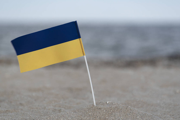 Εθνική σημαία της Ουκρανίας στην ακτή. Μπλε και κίτρινη σημαία. - Φωτογραφία, εικόνα