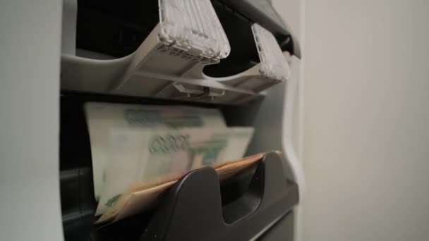 RUB moneda en la máquina de contar dinero. Contando dinero automático en la máquina - Metraje, vídeo