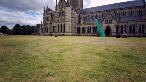 Torre medieval de la catedral de Salisbury en la cercana Salisbury, Wiltshire, Inglaterra, Reino Unido - 19 de julio de 2020 - Metraje, vídeo