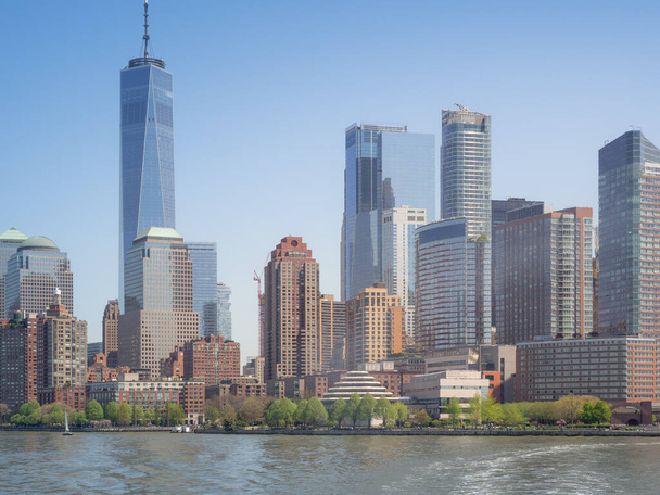 Φωτογραφία του ορίζοντα της Νέας Υόρκης από τον ποταμό Hudson, με ουρανοξύστες από το κέντρο της περιοχής και Wall Street - Φωτογραφία, εικόνα