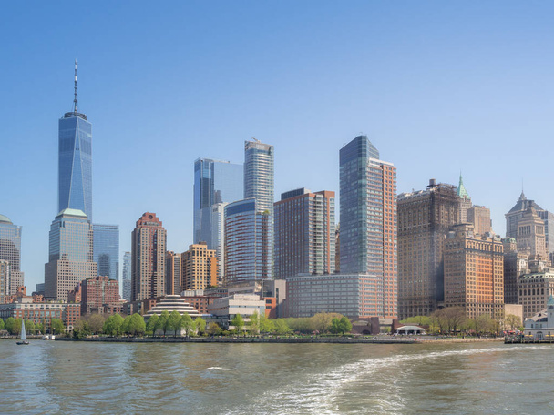 Strzał w panoramę Nowego Jorku od rzeki Hudson, z drapaczami chmur w dzielnicy śródmieścia i Wall Street - Zdjęcie, obraz