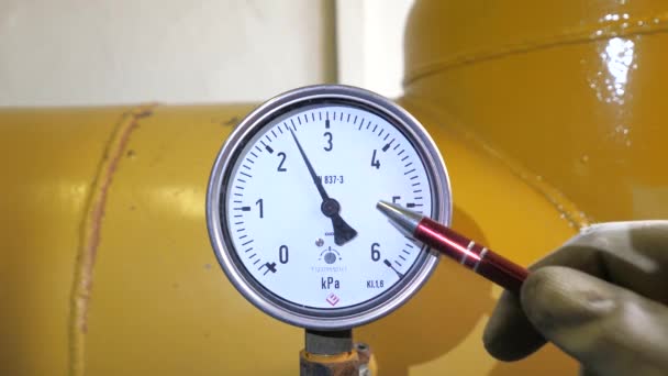 Male hand hold the pen and knocking gauge to check its conditions. The gas pressure gauge on the yellow tube showing press vibration in system. - Footage, Video