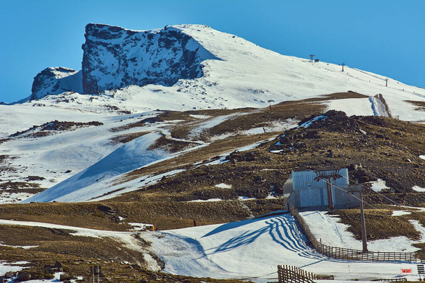 Лижний курорт у Сьєрра - Неваді, початок року майже без снігу, відкриті схили, штучний сніг, Гранада, Андалусія, Іспанія. - Фото, зображення