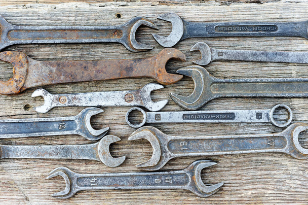 Staré klíče na dřevěném pozadí. - Fotografie, Obrázek
