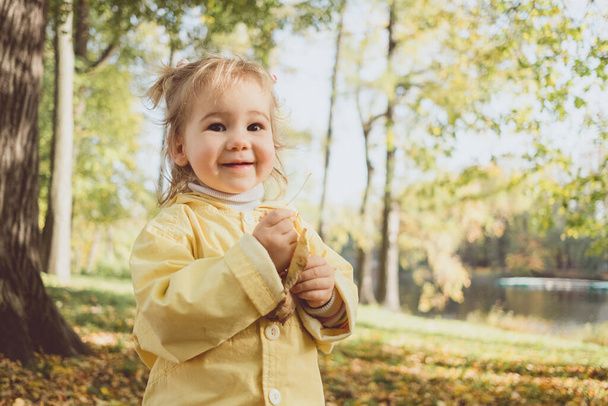 Valkoihoinen tyttö lapsi muotokuva syksyllä puutarhassa. - Valokuva, kuva
