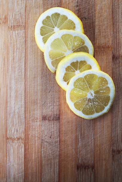 лимон на дерев'яній дошці
 - Фото, зображення