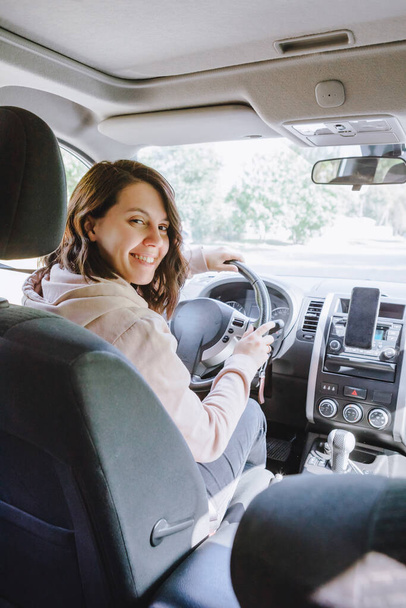 mladý pěkný řidič žena sedí v autě pohled zevnitř - Fotografie, Obrázek