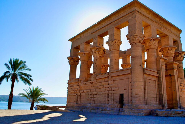 Trajans Kiosk, pawilon świątynny Philae, wyspa Agilkia w rzece Nilu w pobliżu Asuanu. Lista światowego dziedzictwa UNESCO. Asuan Egipt  - Zdjęcie, obraz