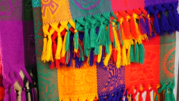 Kolorowe meksykańskie wełniane serape koce tekstury. Tkana ozdobna żywa tkanina z autentycznym, latynoamerykańskim wzorem. Paski wielobarwny materiał na ponczo i sombrero. Hiszpański styl tubylczy - Materiał filmowy, wideo