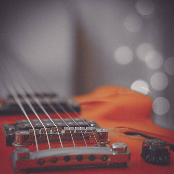rode semi akoestische gitaar close-up met bokeh verlichting en kopieer ruimte  - Foto, afbeelding