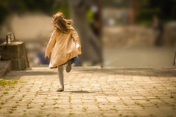 Portrait de jeune fille heureuse fuyant - Photo, image