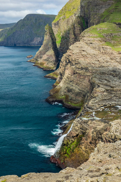 Látványos, meredek partvonal magas Feröer-szigeteki sziklákkal - Fotó, kép