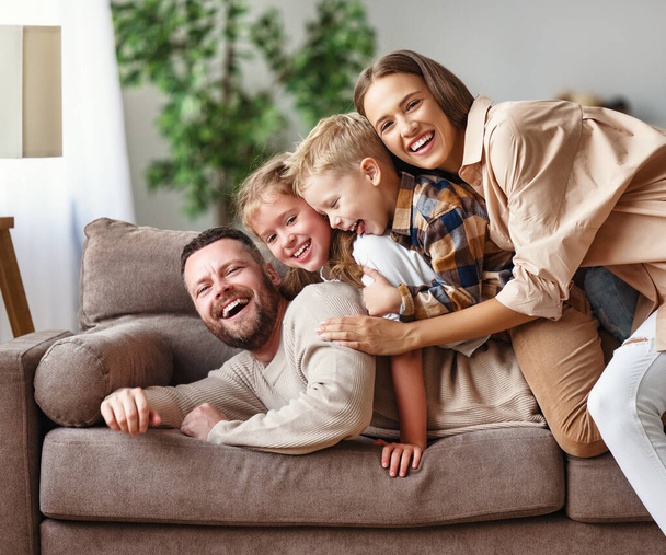 ευτυχισμένη οικογένεια μητέρα πατέρας και παιδιά στο σπίτι στον καναπέ - Φωτογραφία, εικόνα