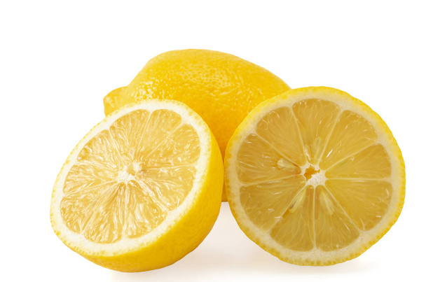 citroenvruchten op een witte achtergrond, blanco voor uw foto manipulaties - Foto, afbeelding