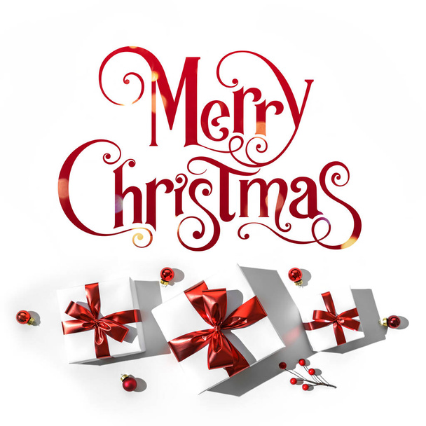 Vrolijke kersttekst op witte achtergrond met geschenkdozen, linten, rode decoratie, bokeh, glitters en confetti. Kerstkaart, bokeh, licht. Vlakke lay, bovenaanzicht, ruwe schaduw - Foto, afbeelding