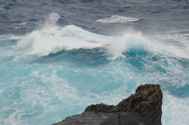 Hullámok törnek szét Arucas partjainál. - Fotó, kép