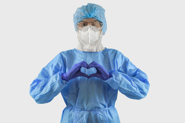 Porträt der Krankenschwester oder Ärztin in Overall PSA-Uniform zum Schutz des Coronavirus covid-19 isoliert auf weißem Hintergrund mit Clipping-Pfad - Foto, Bild