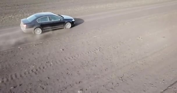 Автомобіль їде по дорозі в сільській місцевості і дме пиловий вид з
 - Кадри, відео