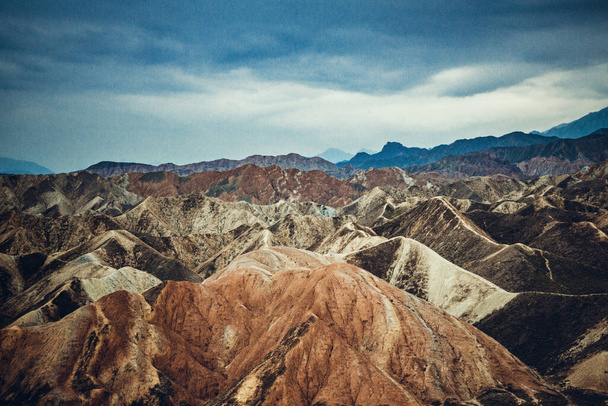 Parco geologico nazionale di Zhangye Danxia. Geoparco colorato di Danxia nella città di Zhangye, provincia di Gansu, Cina. Belle e colorate forme di terra Danxia.  - Foto, immagini