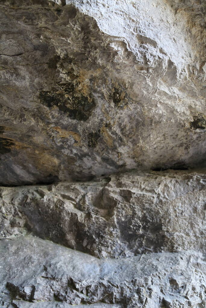 Struktura skały. Górski klif o powierzchni skalnej. Naturalna ściana jaskini. - Zdjęcie, obraz
