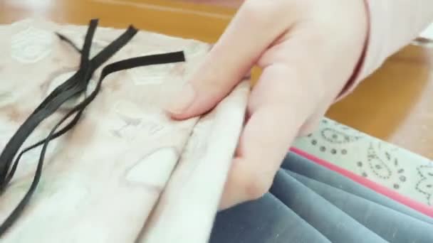 Mascarilla de algodón de coser con una máquina de coser para el brote de coronavirus. - Imágenes, Vídeo