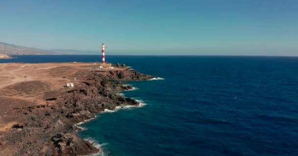 Vista aérea. Farol Faro de Rasca em Tenerife, Ilhas Canárias, Espanha. Costa selvagem do Oceano Atlântico. - Filmagem, Vídeo