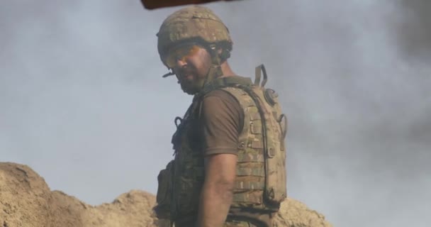 Soldado adulto em pé na fumaça durante a guerra - Filmagem, Vídeo