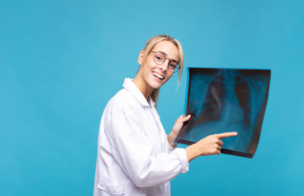 young pretty blonde woman with a bone scan. physician concetp - Zdjęcie, obraz