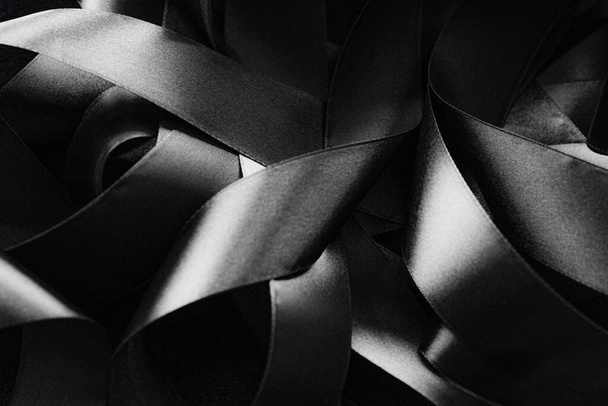 Fekete-fehér selyem szalag, mint háttér, absztrakt és luxus márka design - Fotó, kép