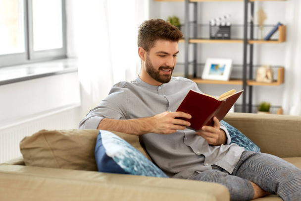 man reading book at home - Foto, Bild