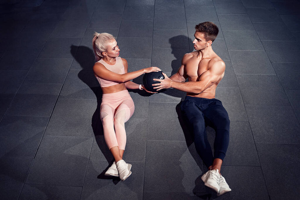 Fit couple doing abdominal ball exercise at gym - Φωτογραφία, εικόνα