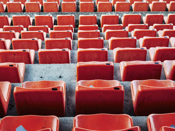 fotele stadionu siedzieć w okresie covid-19: anty-covid-19 fotele - Zdjęcie, obraz