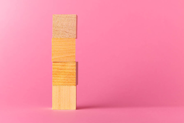 おもちゃ木製のキューブとともにコピースペースに対してピンクの背景 - 写真・画像