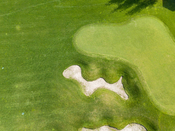 Vue aérienne sur drone. Terrain de golf vert - Photo, image