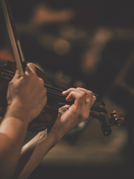 Blízký rámec pro ruku houslisty symfonického orchestru - Fotografie, Obrázek