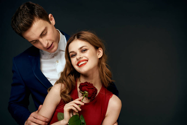 piękne para urok przytulić styl życia związek róża luksusowe ciemne tło - Zdjęcie, obraz